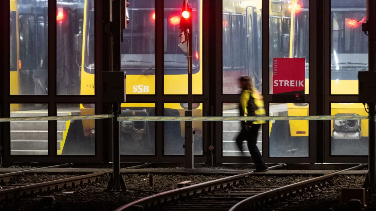 Eine Teilnehmerin eines Warnstreiks vor einem Stadtbahndepot: 03.03.2023, Baden-Württemberg, Stuttgart: Warnstreikaufruf der Gewerkschaft Verdi: Die Gewerkschaft ruft am 2. Februar zu Streiks im kommunalen Nahverkehr auf. (zu dpa: «Was Pendler am Warnstreiktag beachten müssen») Foto: Marijan Murat/dpa/dpa-tmn +++ dpa-Bildfunk +++