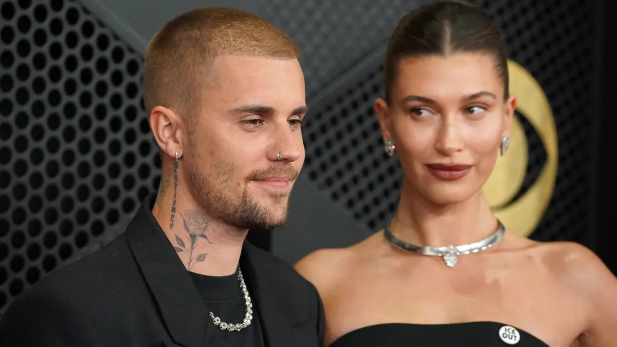 Justin Bieber (l) und Hailey Bieber kommen zu den 68. Grammy Awards. Hier ist der Sänger noch im Anzug.