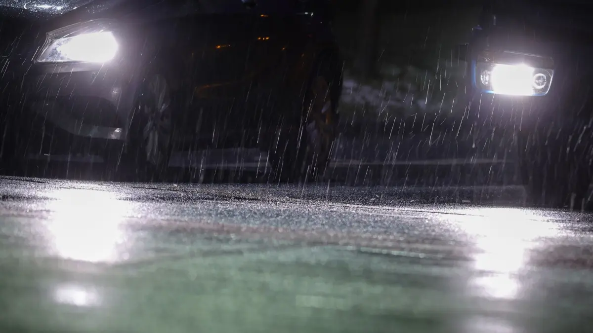 Winterwetter in Nordrhein-Westfalen: ARCHIV - 12.01.2026, Nordrhein-Westfalen, Duisburg: Fahrzeuge stehen in der Nacht bei Eisregen an einer Ampel auf einer Landstraße. (zu dpa: «Glatte Straßen am Warnstreiktag in NRW») Foto: Christoph Reichwein/dpa +++ dpa-Bildfunk +++