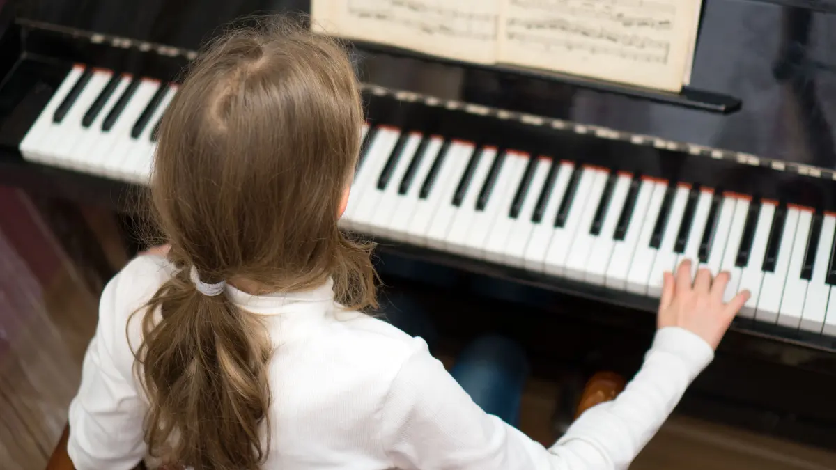 NPG-Lizenz. Mädchen am Klavier, Piano, Noten, Jugend musiziert Wettbewerb