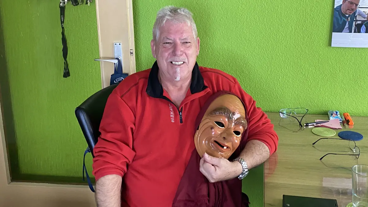 Engelbert Heuschmid von den Schelklinger "Waldhutzla" mit seiner Maske. Maskiert, das fühle sich ganz anders an, sagt er.