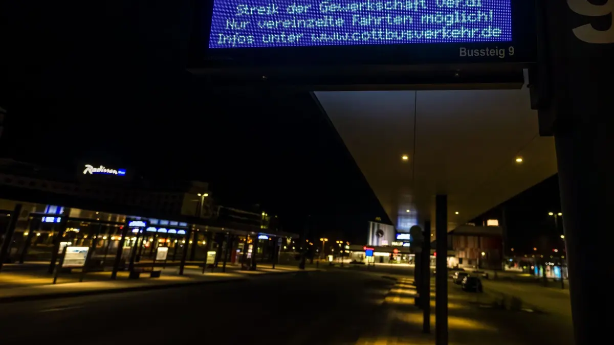 Verdi-Warnstreiks im Nahverkehr - Brandenburg: 02.02.2026, Brandenburg, Cottbus: Am sogenannten Verkehrsknoten Cottbus informiert ein Infodisplay über die heutigen Streiks im Nahverkehr. Die Gewerkschaft Verdi hat im Rahmen von parallel laufenden Tarifverhandlungen für Montag in fast allen Bundesländern zu Warnstreiks bei kommunalen Verkehrsunternehmen aufgerufen. Foto: Frank Hammerschmidt/dpa +++ dpa-Bildfunk +++