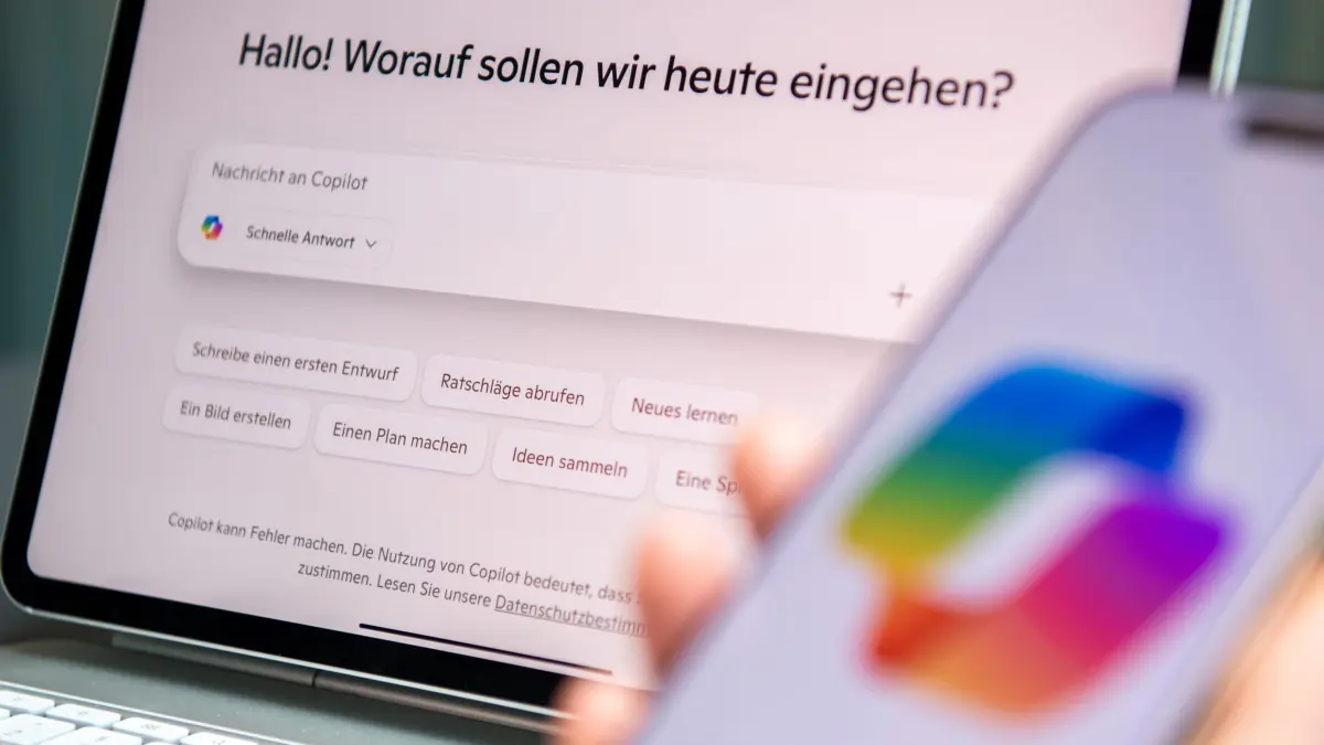 Eine Frau nutzt den KI-Assistenten Microsoft Copilot auf iPad und: ILLUSTRATION - KI kann beim Berufsstart helfen, zum Beispiel wenn nicht ganz klar ist, wie eine Aufgabe abgearbeitet werden soll. (zu dpa: «6 Prompts, die Job-Anfänger zu Profis machen») Foto: Nico Tapia/dpa-tmn - Honorarfrei nur für Bezieher des dpa-Themendienstes +++ dpa-Themendienst +++