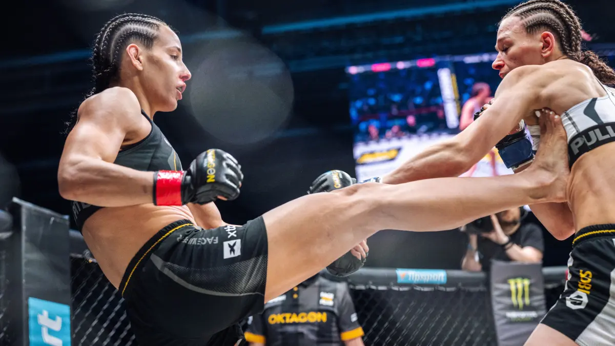 Alina Dalaslan (l.) traf bei Oktagon MMA 83 in Stuttgart auf Karolina Sobek (r.).