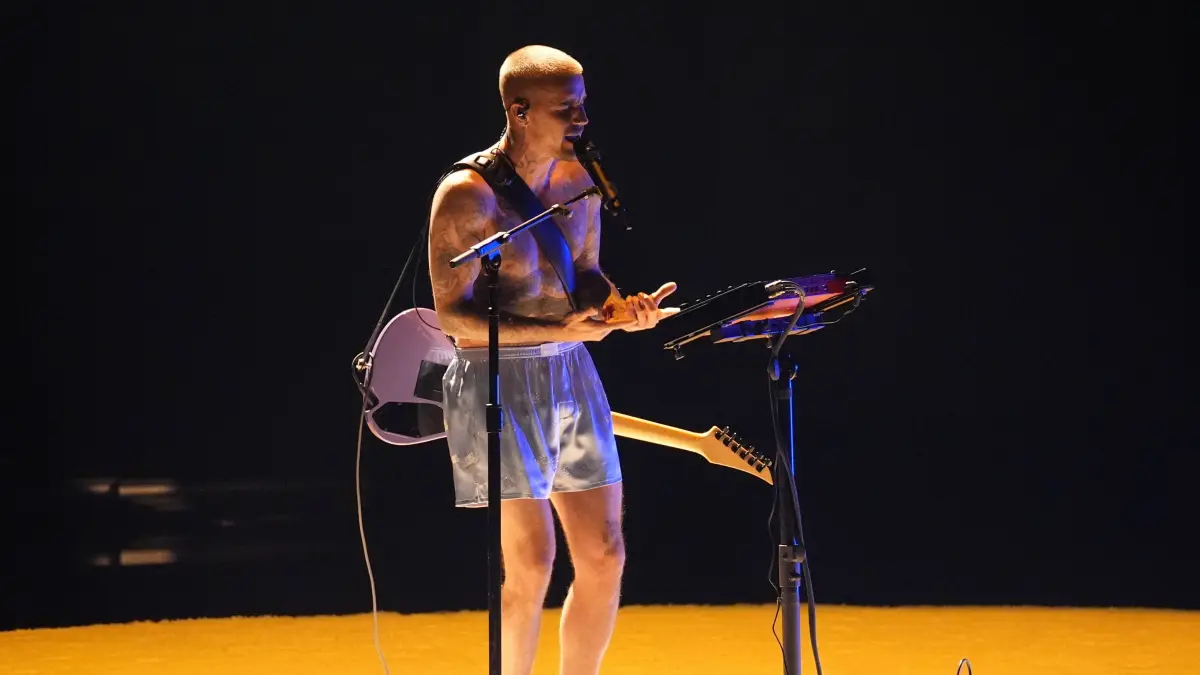 Justin Bieber singt Yukon während der 68. Grammy Awards und trägt dabei nichts als Socken und eine Boxershorts.