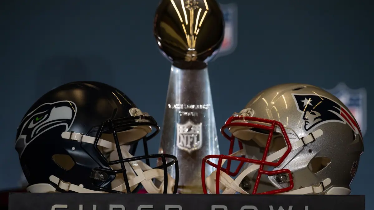 Super Bowl LX - Pressekonferenz Roger Goodell: 02.02.2026, USA, San Jose: American Football: Profiliga NFL, Vor einer Pressekonferenz von NFL-Boss Roger Goodell vor dem Super Bowl LX zwischen den Seattle Seahawks und den New England Patriots stehen die Helme beider Teams und die Vince Lombardi Trophy auf einem Podest. Foto: Maximilian Haupt/dpa +++ dpa-Bildfunk +++