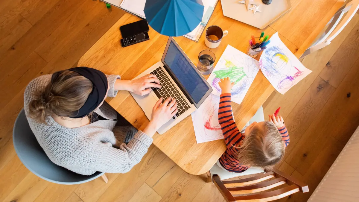 Homeoffice mit Kind: ILLUSTRATION - Mutterschaft bedeutet oft emotionale Zerrissenheit: Familie, Beruf und Selbstfürsorge müssen in Balance gebracht werden. (zu dpa: «Belastende Mutterrolle: Perfektionsdrang über Bord werfen») Foto: Julian Stratenschulte/dpa/dpa-mag - Honorarfrei nur für Bezieher des Dienstes dpa-Magazin +++ dpa-Magazin +++