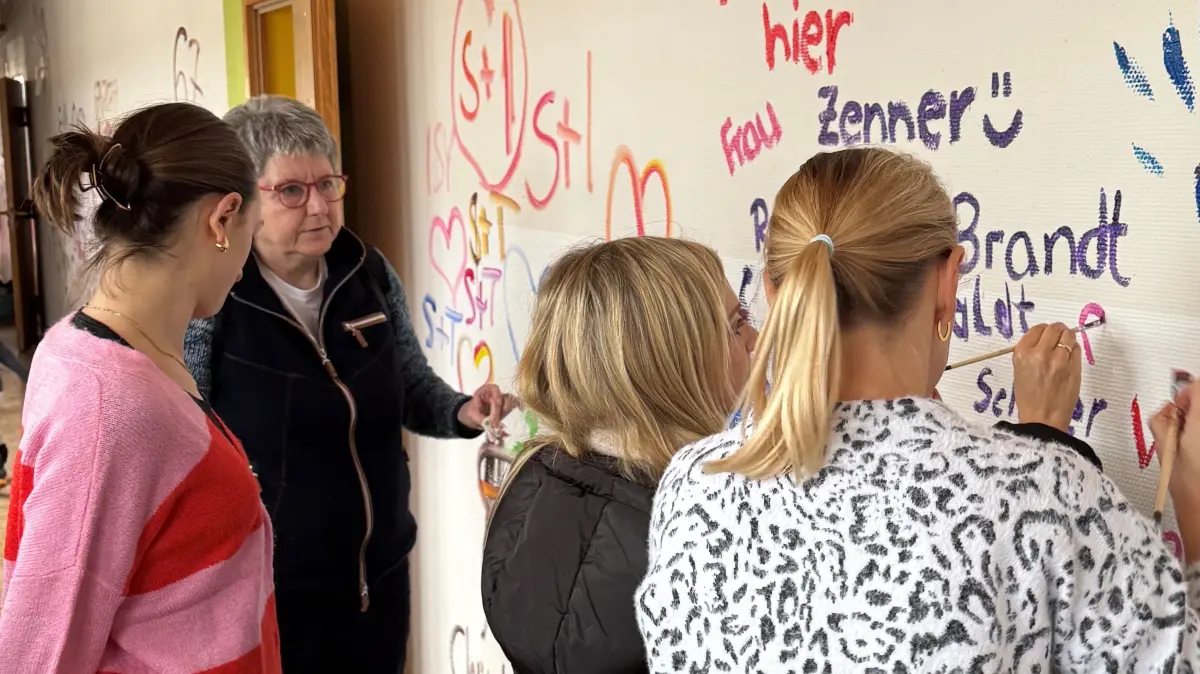 Abrissparty in Lonsee: Viele verewigen sich auf den Wänden.