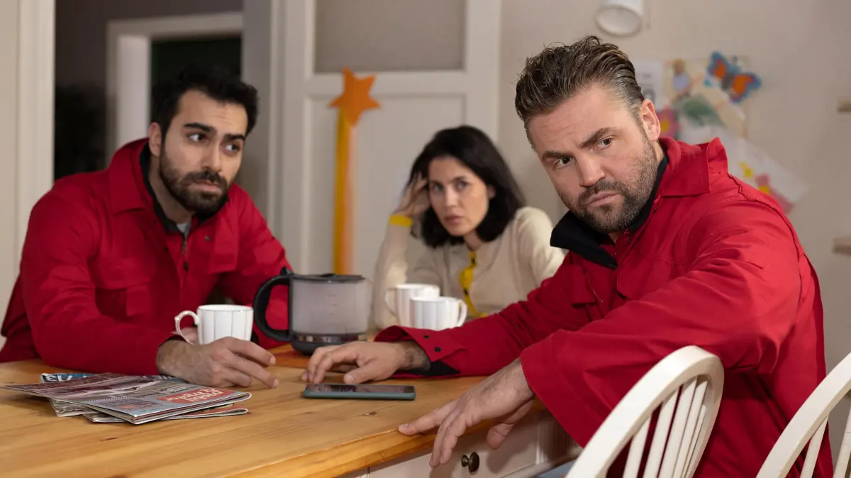 Baris (Metehan Demiröz, l.) manövriert Bambi (Ben Heinrich) durch den Chat mit Micaela, kann aber das eigentliche Problem nicht lösen. In der Mitte Sina (Valea Scalabrino)