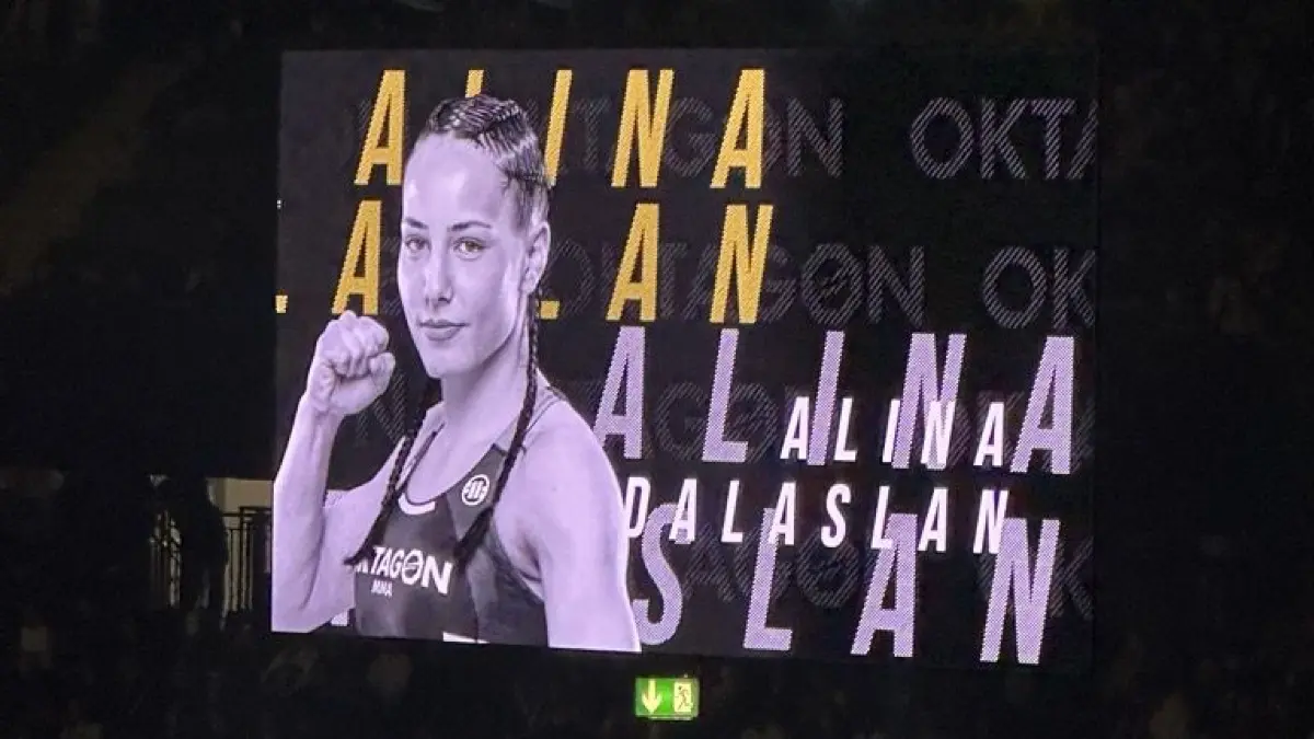 Alina Dalaslan auf der Videoleinwand in Stuttgart kurz vor dem Kampf.