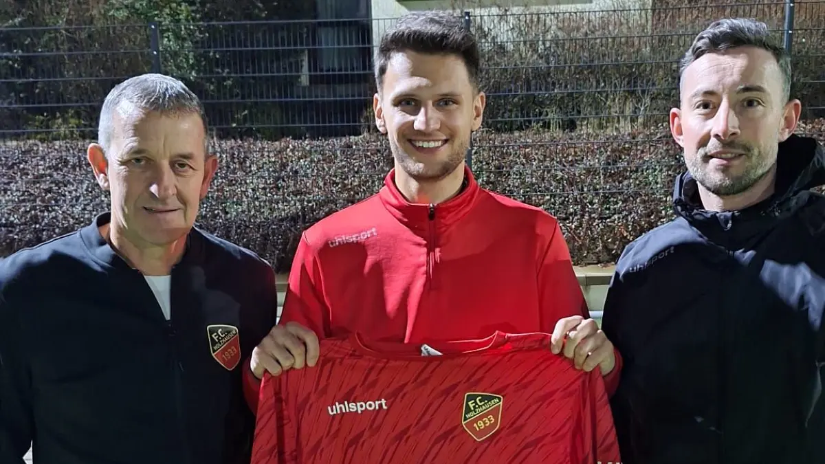 Angekommen in Holzhausen ist Jovan Djermanovic, hier neben Sportchef Rainer Huss (links) und Trainer Daniel Seemann (rechts).