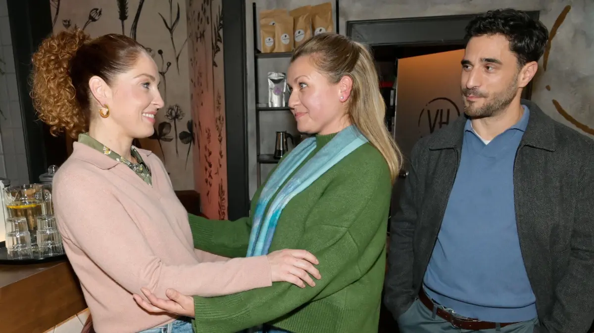 Nina (Maria Wedig, l.) freut sich, ihre alte Schulfreundin Sabine (Jessica Boehrs) wiederzusehen. Tobias (Jan Kittmann) ist Sabines Bruder.