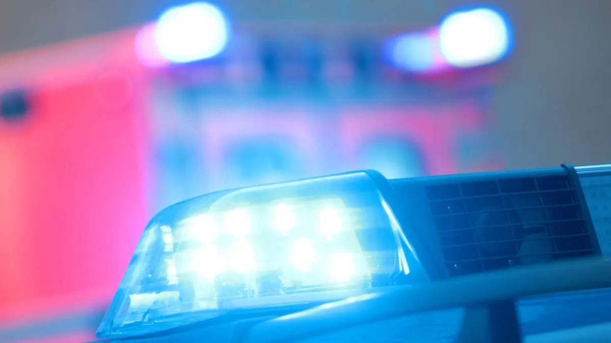 Einsatzwagen der Polizei mit eingeschaltetem Blaulicht und Notarzt Rettungswagen bei einem Einsatz in der Innenstadt Köln an Silvester, Nordrhein Westfalen, Deutschland
Use cars the Police with activated Blue light and Ambulances Ambulance at a Use in the Inner city Cologne to New Year\u0026#39;s Eve North Rhine Westphalia Germany