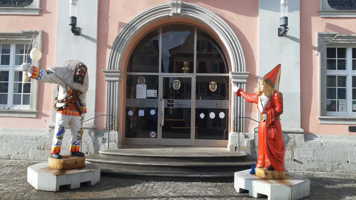 Holzfiguren Ahland und Gräfin Mechthild vor dem Rathaus