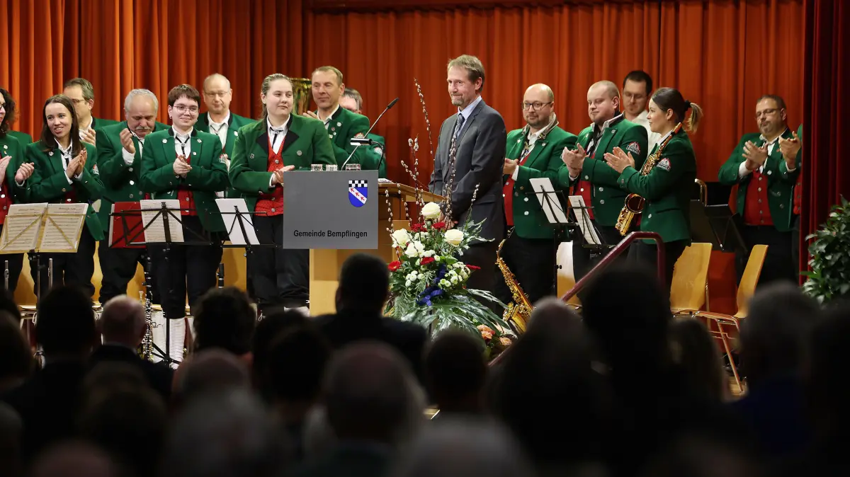 Standing Ovations und tosender Applaus für einen sichtlich gerührten Bernd Welser.