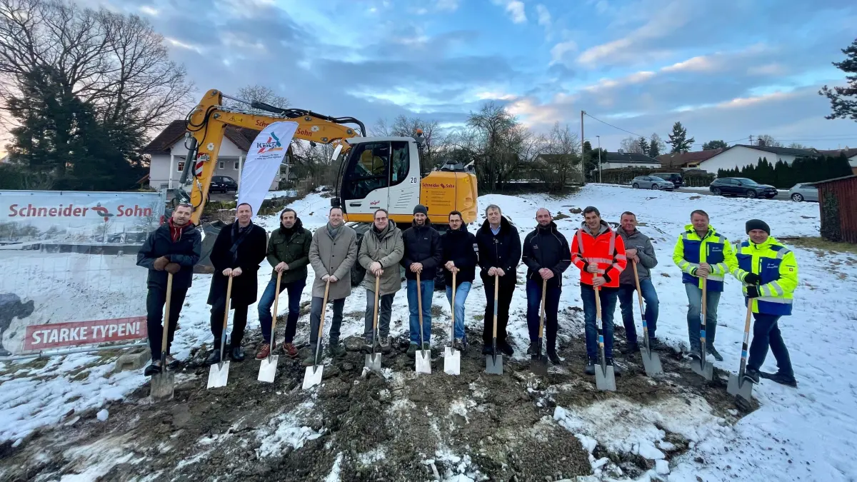 Der symbolische Spatenstich für das Ärztehaus in Rot am See – mit Investor Andreas Mosgallik-Keitel (Zweiter von links), Bürgermeister Dr. Sebastian Kampe (Vierter von links) und Hausarzt Dr. Schröder-Son (Fünfter von links) sowie Vertretern der beteiligten Firmen.