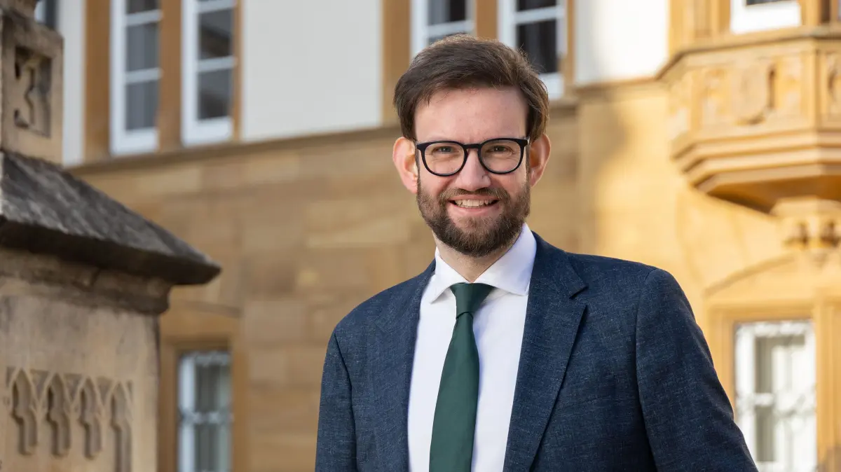 Bernd Schwartz vor dem Schloss in Donzdorf. Bürgermeisterkandidat