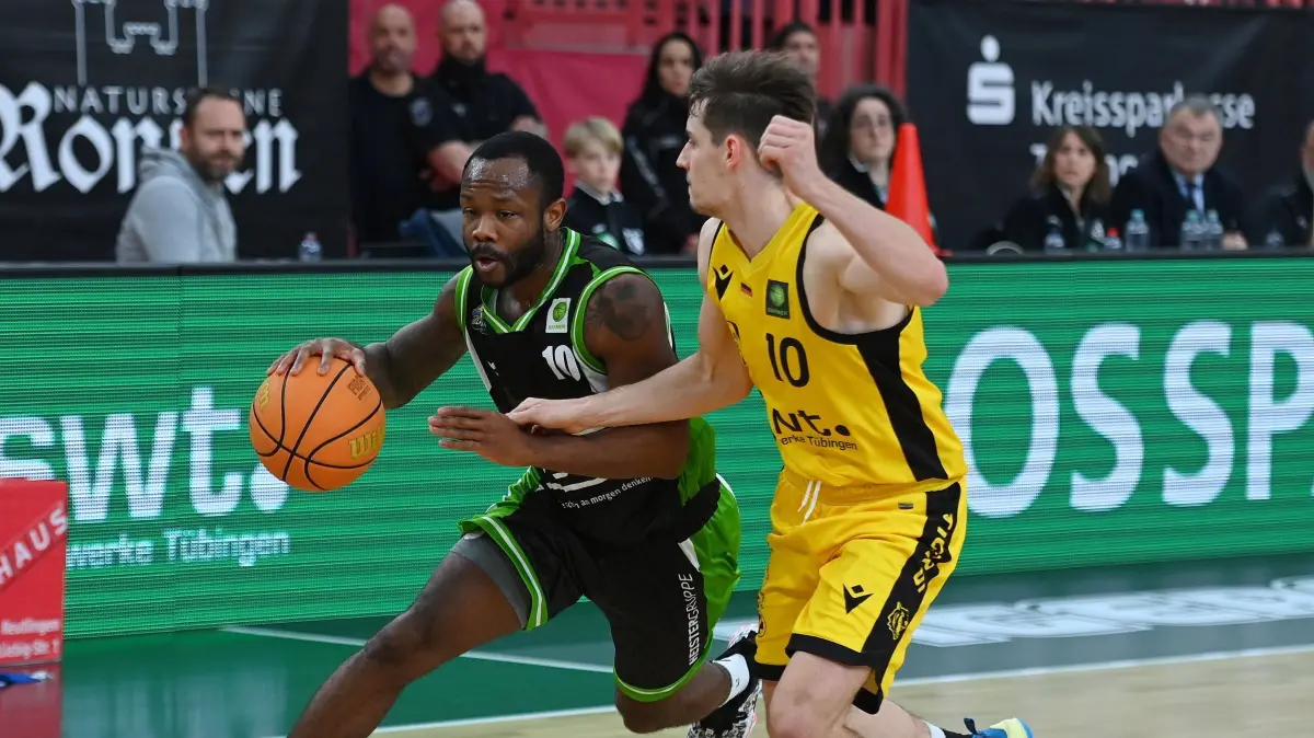Basketball 2. Bundesliga 22/23: Tigers Tuebingen - ROEMERSTROM Gladiators Trier: Vorsicht: Dieses Foto ist möglicherweise nur für den einstigen Verlag Schwäbisches Tagblatt verwendbar. Basketball 2. Bundesliga 2022/2023 29. Spieltag 01.04.2023
Tigers Tuebingen - ROEMERSTROM Gladiators Trier
Jordam Johnson (li, Gladiators Trier) gegen Gianni Otto (re, Tigers)
FOTO: ULMER Pressebildagentur
xxNOxMODELxRELEASExx
