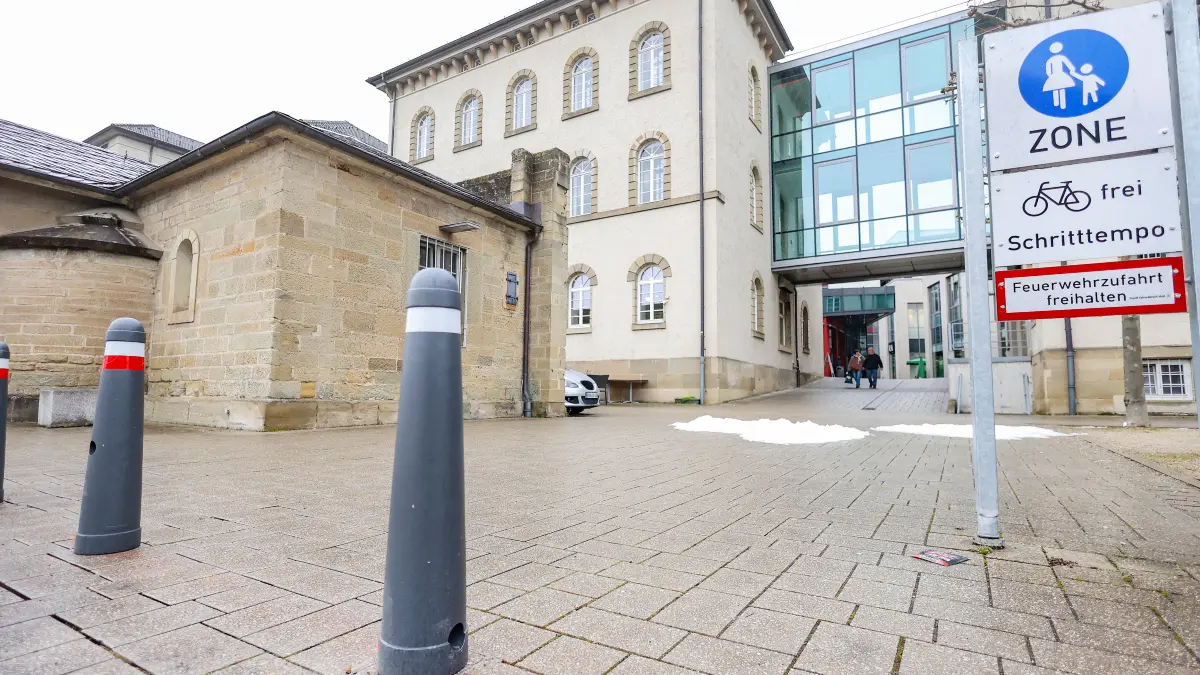 Stadt hat Poller an der Zufahrt zum Kocherquartier / Haus der Bildung installiert. Es geht um eine Feuerwehrzufahrt, die immer wieder zugeparkt war.