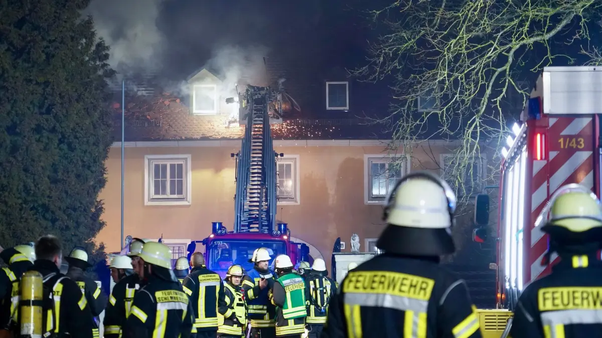 Feuer in historischem Gebäude in Schemmerhofen: 02.02.2026, Baden-Württemberg, Schemmerhofen: Feuerwehrleute bekämpfen u.a. mit Hilfe einer Drehleiter einen Brand in einem historisches Gebäude aus dem 17. Jahrhundert. Foto: Braun/swd-medien/dpa +++ dpa-Bildfunk +++
