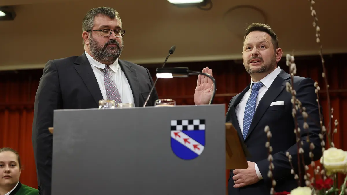 Gemeinderat und stellvertretender Bürgermeister Jens Hartlieb vereidigte Frank Lindner.