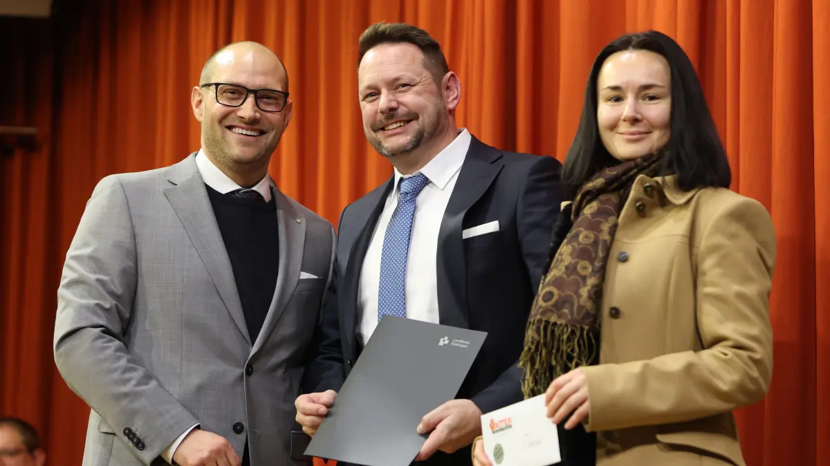 Landrat Marcel Musolf übergab die Vereidigungsurkunde an Frank Lindner, der mit seiner Ehefrau auf der Bühne stand.