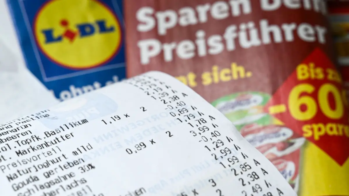 Supermärkte und Discounter - Lidl: PRODUKTION - 30.01.2026, Sachsen, Leipzig: Ein Kassenzettel liegt auf Werbeprospekten mit Angeboten des Discounters Lidl. (zu dpa: «Sind Aldi und Lidl wirklich billiger als die Supermärkte?») Foto: Hendrik Schmidt/dpa +++ dpa-Bildfunk +++