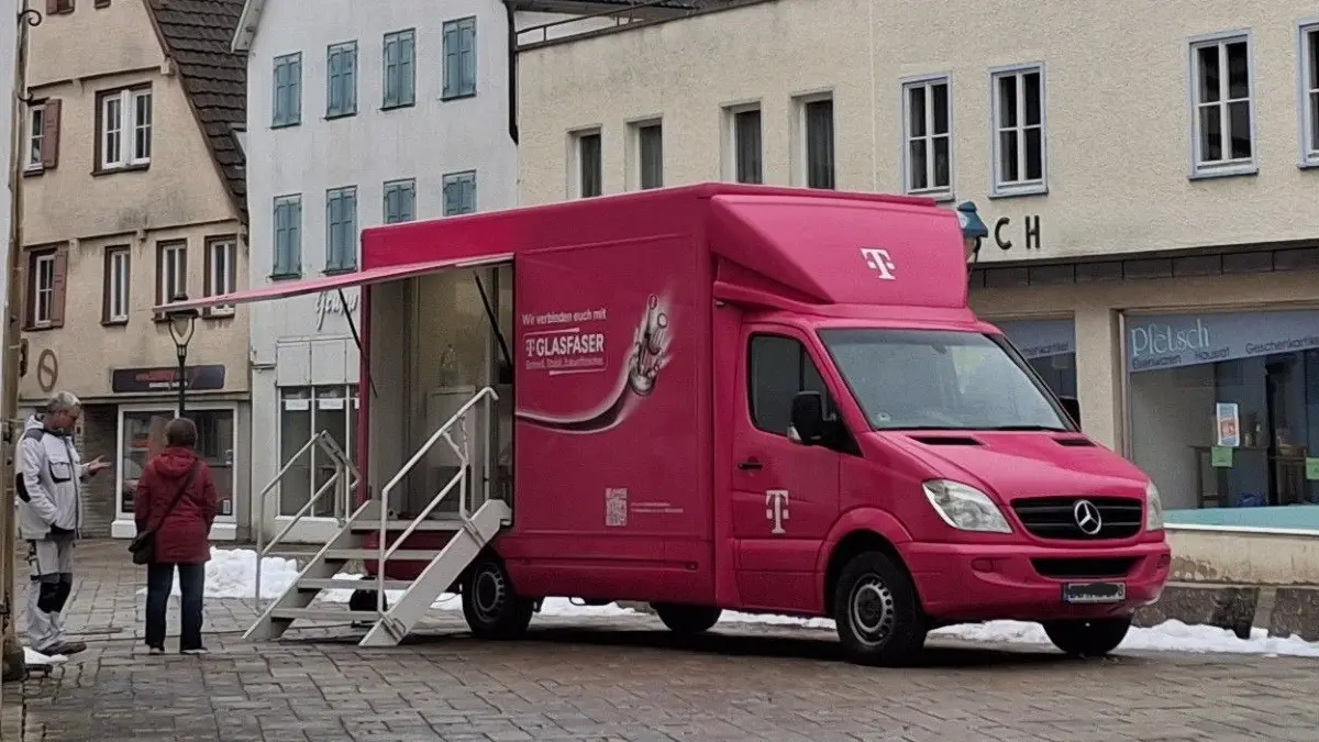 Zum Glasfaserausbau in Blaubeuren steht auch in den nächsten Tagen ein Infomobil der Deutschen Telekom auf dem Kirchplatz und in verschiedenen Ortsteilen.