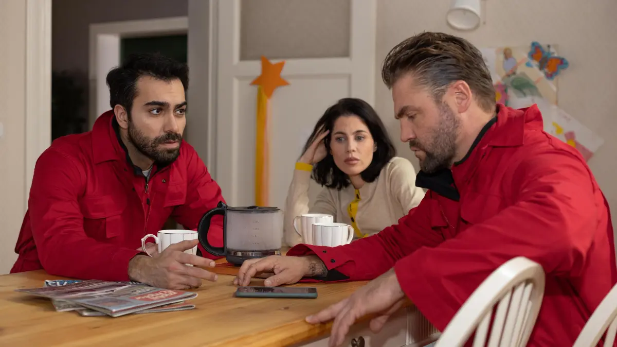 Baris (Metehan Demiröz, l.) manövriert Bambi (Ben Heinrich) durch den Chat mit Micaela, kann aber das eigentliche Problem nicht lösen. In der Mitte Sina (Valea Scalabrino)