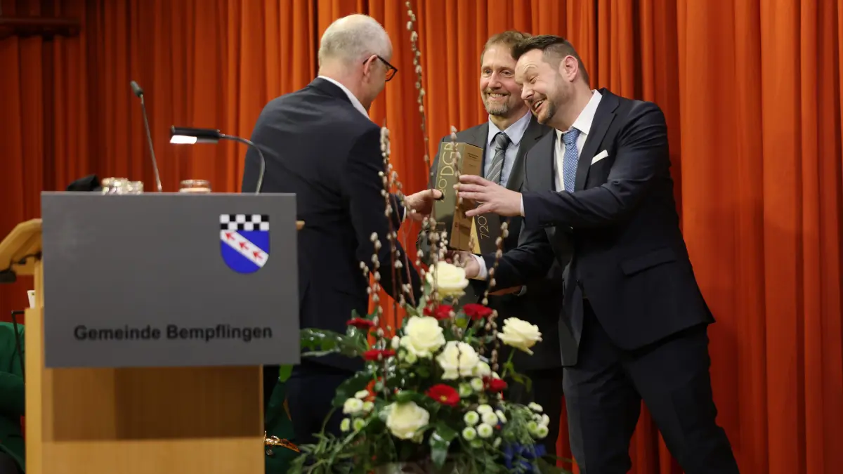 Im Namen der Vereine überreichte Martin Trautwein Trinkflaschen an Bernd Welser und Frank Lindner.