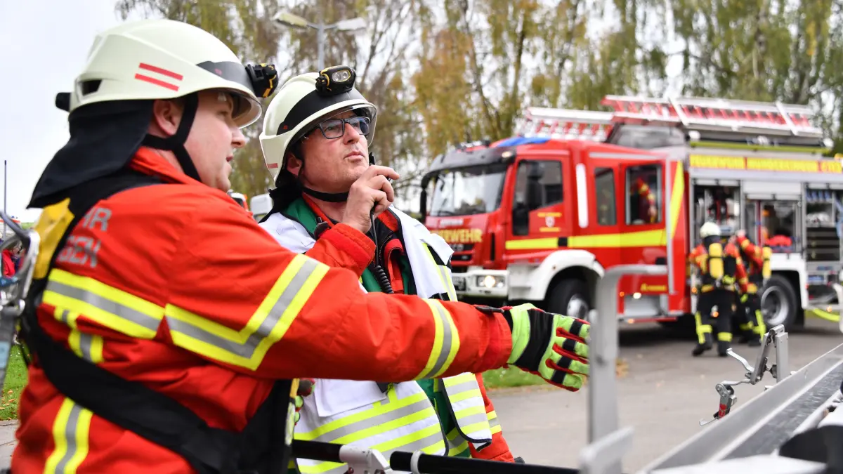 Joachim Enderle (2. von links), hier bei einer Übung in Untermarchtal, war zehn Jahre Kommandant der Feuerwehr Munderkingen.