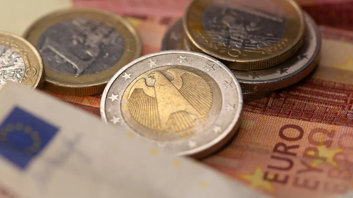 Geld - Euro-Münzen und Banknoten