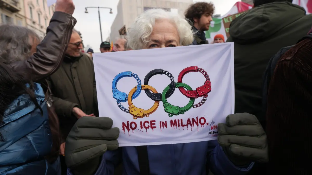 Proteste in Mailand gegen ICE-Einsatz bei Olympia in Italien: ARCHIV - 31.01.2026, Italien, Mailand: Menschen protestieren mit einem Schild mit dem Aufdruck der olympischen Rigne in Form von Handschellen und dem Aufdruck «No ICE in Milano» gegen die US-Einwanderungsbehörde ICE im Vorfeld der Olympischen Winterspiele 2026 in Mailand. (zu dpa: «Kein Ice House mehr: Neuer Name für Haus des US-Olympiateams») Foto: Antonio Calanni/AP/dpa +++ dpa-Bildfunk +++