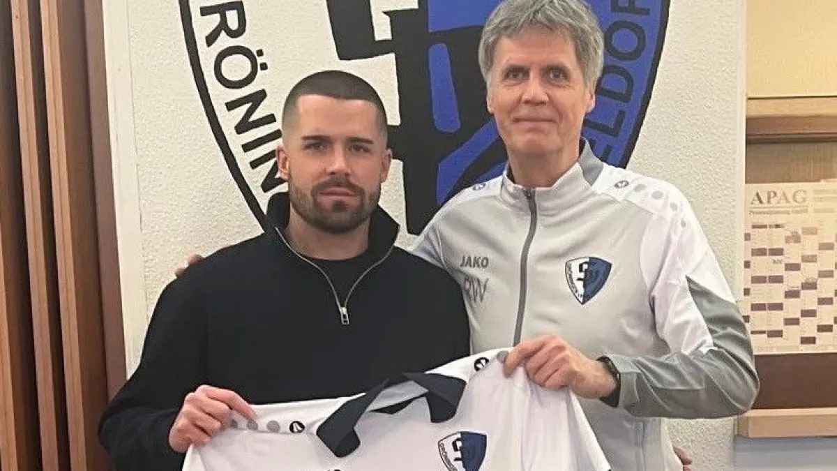 Satteldorfs Trainer Ralf Wacker (rechts) begrüßt Sommerneuzugang Daniel Martin.