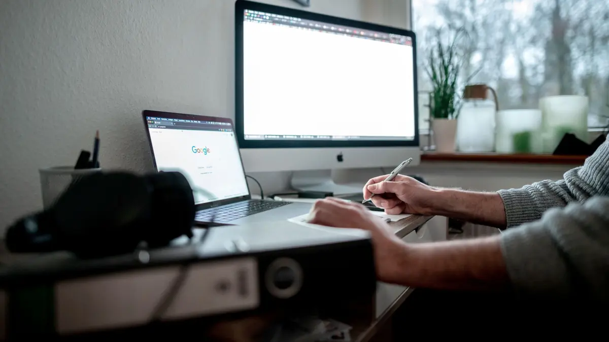ARCHIV - Stillstand im Nahverkehr: Flexible Lösungen wie Homeoffice, Gleitzeit oder Urlaub können eine Alternative sein - ein Gespräch mit den Vorgesetzten kann helfen. (zu dpa: «Warnstreik im Nahverkehr: Das müssen Arbeitnehmer beachten») Foto: Fabian Strauch/dpa/dpa-tmn - Honorarfrei nur für Bezieher des dpa-Themendienstes +++ dpa-Themendienst +++