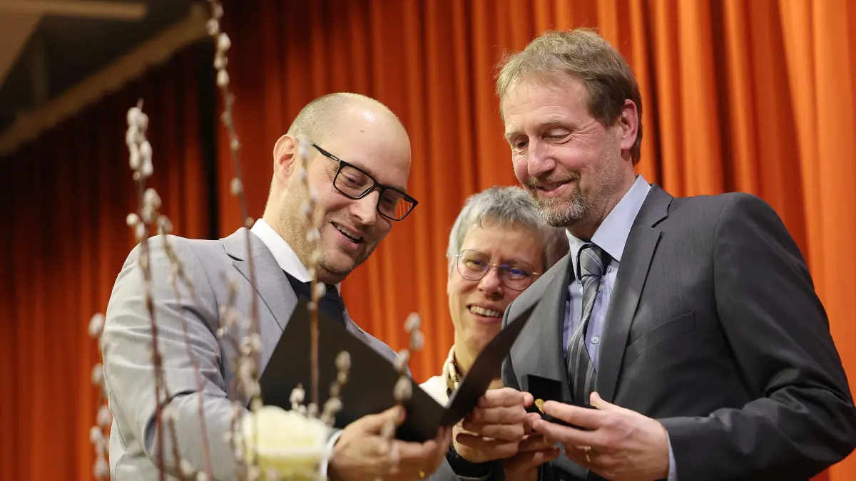 Landrat Marcel Musolf überreichte die goldene Medaille an Bernd Welser für dessen langjähriges Engagement.