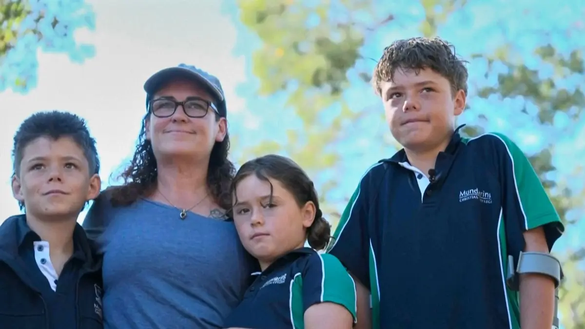 Austin Appelbee: HANDOUT - 03.02.2026, Australien, Quindalup: Dieses Bild aus einem Video zeigt Austin Appelbee (r) mit seiner Familie in Quindalup, Westaustralien. Austin ist vier Stunden durch raue See geschwommen, dann zwei Kilometer zu Fuß gelaufen, um seiner Familie das Leben zu retten. Foto: ABC/Australian Broadcasting Corp/AP/dpa +++ dpa-Bildfunk +++