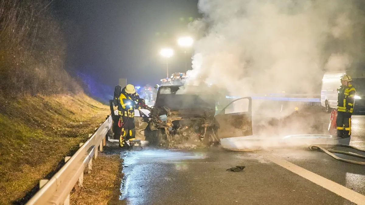 Kirchheim: BMW komplett ausgebrannt - Feuerwehr loescht in Vollbrand stehenden PKW: Am Dienstagabend kam es zu einem PKW Brand auf der A8. Zwischen Eichelberg und der Anschlussstelle Kirchheim Teck Ost, geriet ein BMW in Vollbrand. Die Feuerwehr Weilheim, die mit mehreren Fahrzeugen vor Ort war, konnte das Auto nicht mehr retten die rechte sowie mittlere Spur war gesperrt.