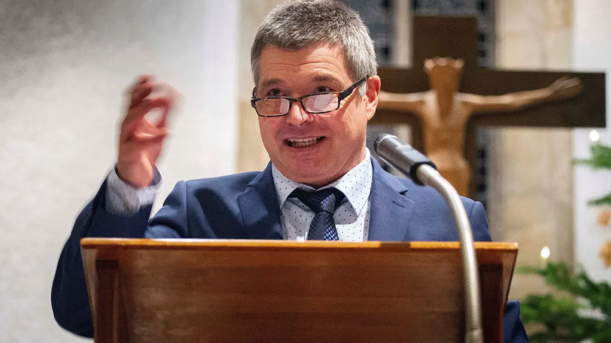 (ohne Überschrift): Vorsicht: Dieses Foto ist möglicherweise nur für den einstigen Verlag Schwäbisches Tagblatt verwendbar. Nehren, Adventssingen in der Kirche.
Bm Egon Betz mit seinem Jahresrückblick.
Aufnahme Klaus Franke 16.12.2018