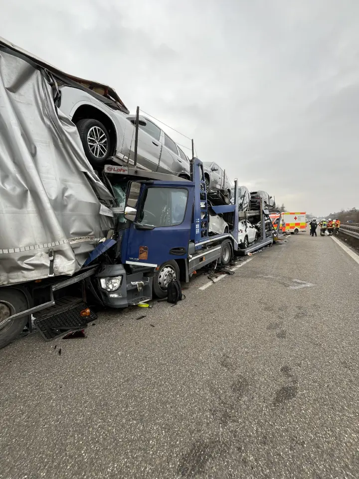 Mehrere Lkw krachen bei Satteldorf zusammen