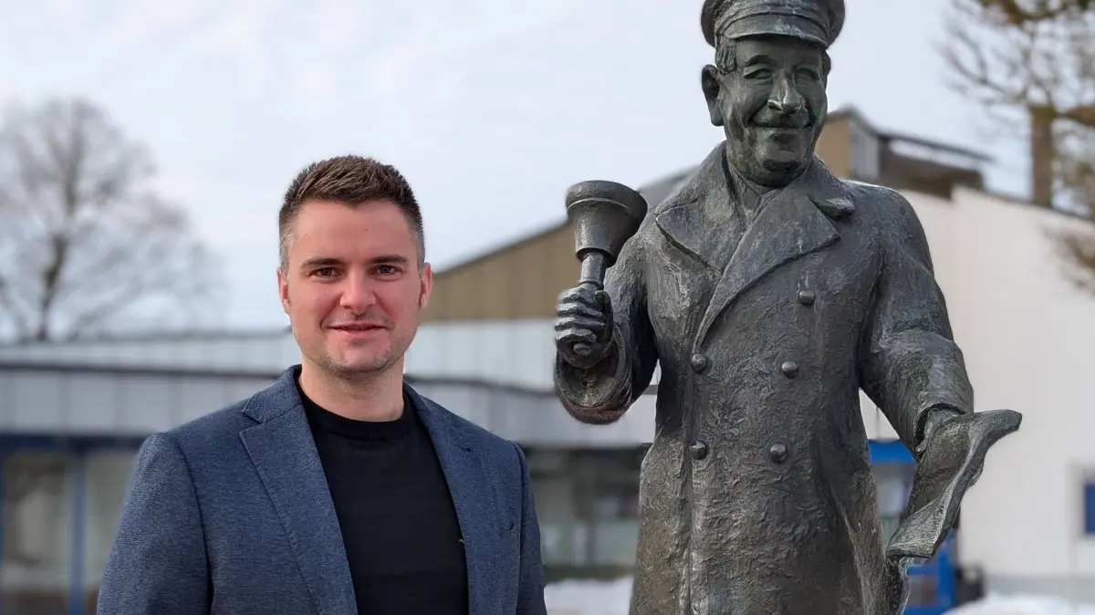 Der Nersinger Büttel und der wohl künftige Schultes: CSU-Kandidat Fabian Sniatecki neben dem Wahrzeichen der Gemeinde.