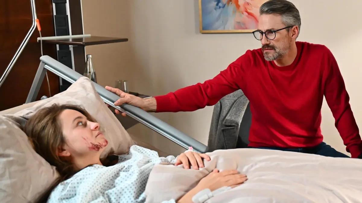 Henning (Stefan Bockelmann) macht sich Sorgen um seine Tochter Lucie (Julia Wiedemann).