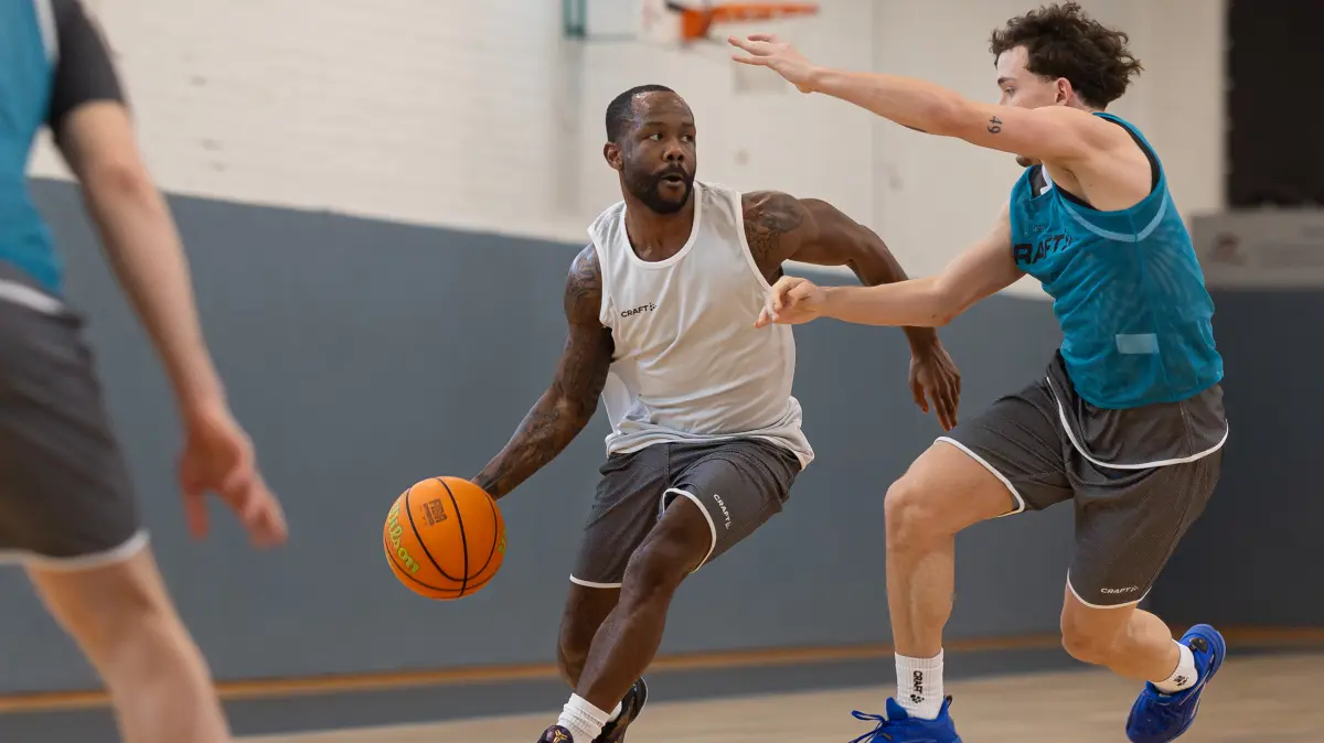War am Dienstag erstmals bei den Tigers im Training: Jordan Johnson (am Ball) gegen Kaya Bayram, den er schon aus der gemeinsamen Zeit bei Rasta Vechta kennt.