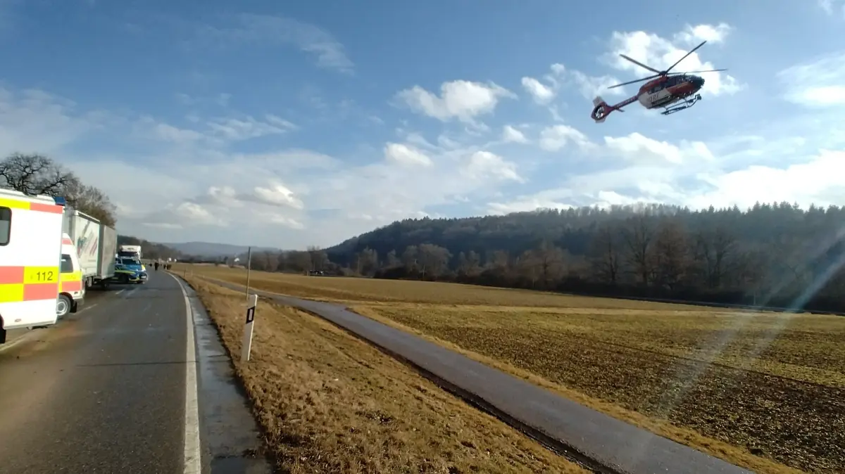 Der Rettungshubschrauber flog eine der Unfallbeteiligten in die Klinik.
