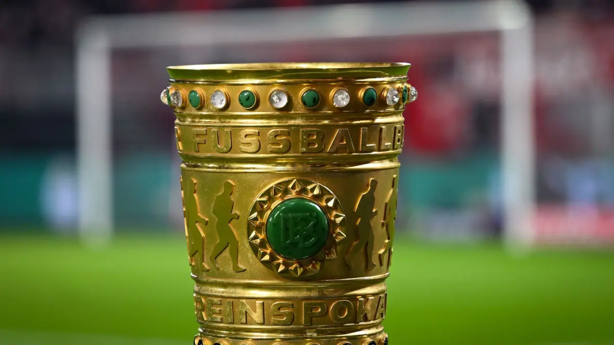 DFB-Pokal: ARCHIV - 03.12.2025, Berlin: Fußball: DFB-Pokal, 1. FC Union Berlin - FC Bayern München, Achtelfinale, An der Alten Försterei, der Pokal steht vor Spielbeginn auf einem weißen Podest. (zu dpa: «Titelverteidiger Stuttgart im Pokal in Kiel gefordert») Foto: Soeren Stache/dpa +++ dpa-Bildfunk +++