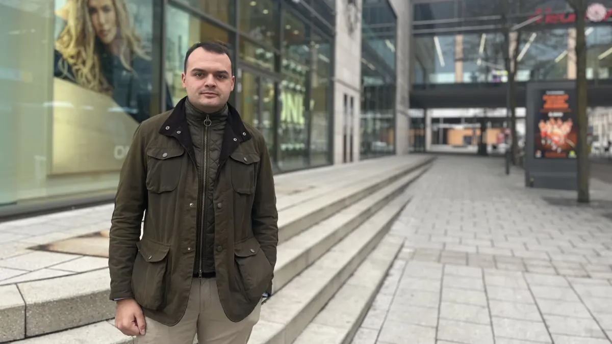 Franz Schmid tritt für die AfD als OB-Kandidat in Neu-Ulm an. Er hat sich fürs Foto vor die Glacis Galerie gestellt, weil er Leerstände in dem Einkaufszentrum als Problem sieht.