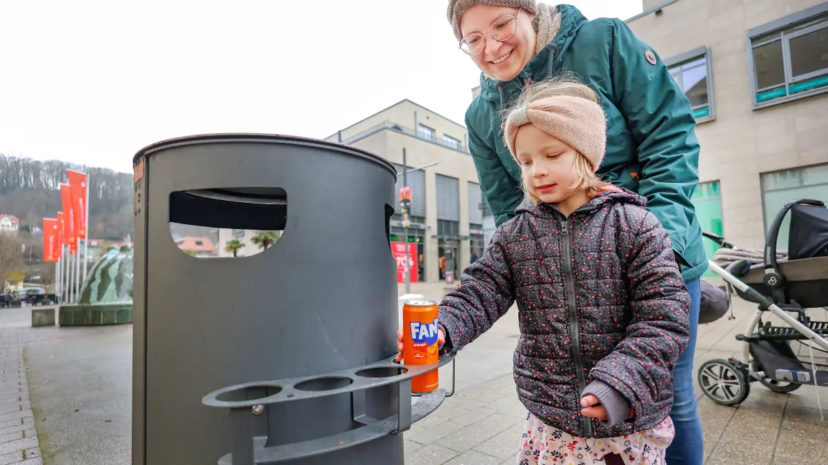 Stadt führt neues System ein, damit Pfandflaschen und Dosenpfand / Flaschen und Dosen nicht mehr in den Mülleimer müssen - PFand gehört danebenHannah (5) mit Mutter Andrea Heynold (35) aus Ilshofen - Müll am Kocherquartier, Froschgraben