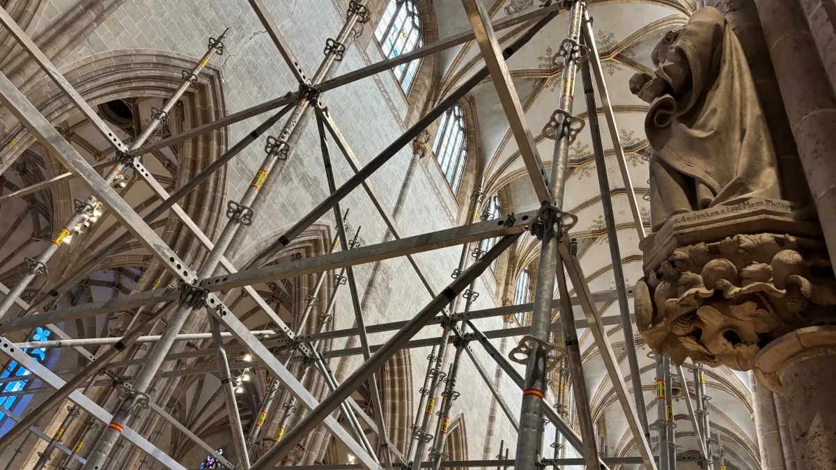 Ulmer Münster: Der Aufbau des Gerüsts zur Reparatur der Schäden im Mittelschiff und am Weltgerichtsfresko wird aufgebaut. Los ging es am 2. Februar 2025