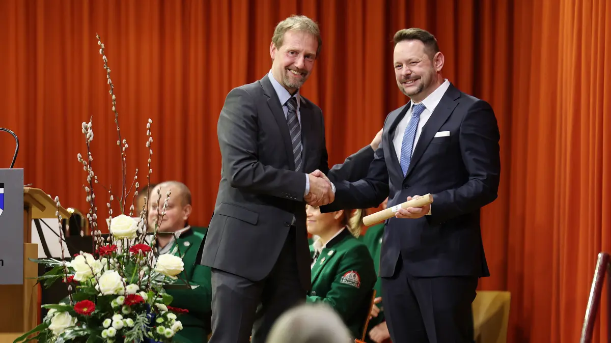 Die symbolische Übergabe des Staffelstabs von Welser an Lindner.