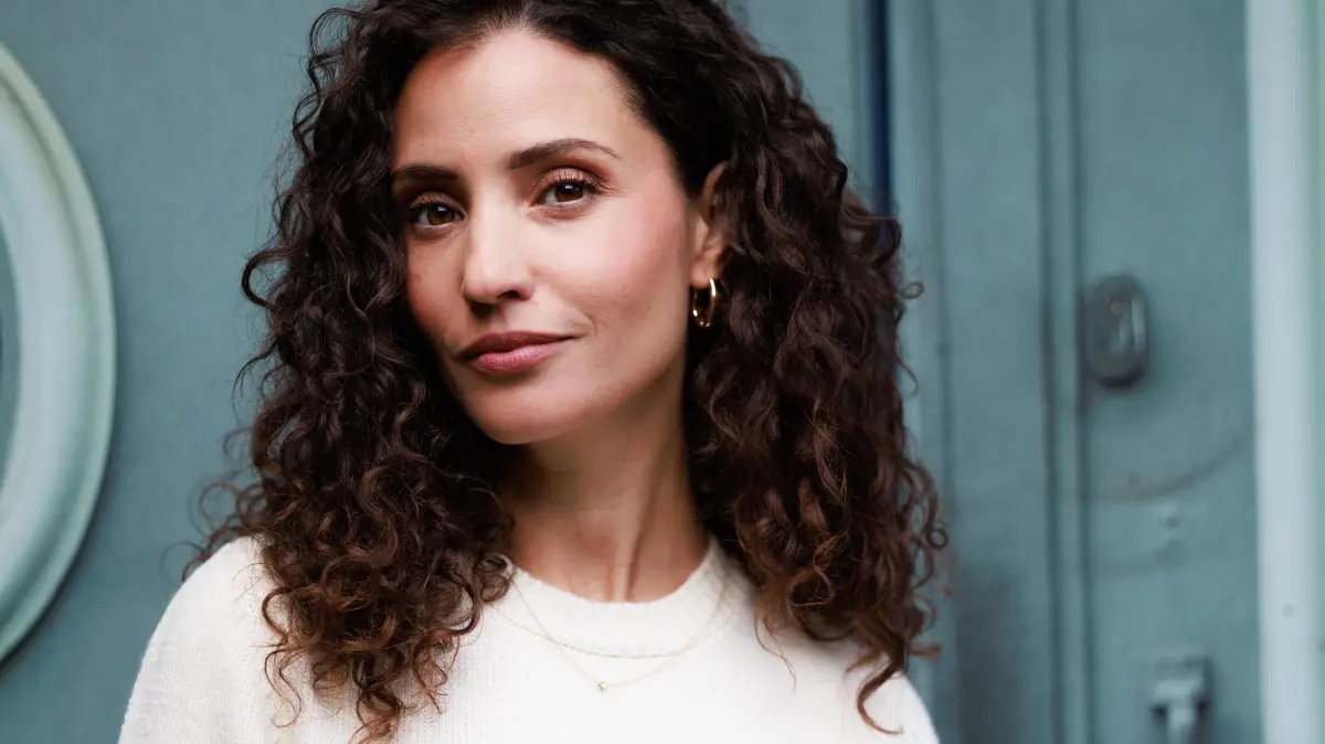 Naomi (Nadine Menz) erfährt, dass ihre Mutter in ihrer Abwesenheit gestorben ist (Archivbild).